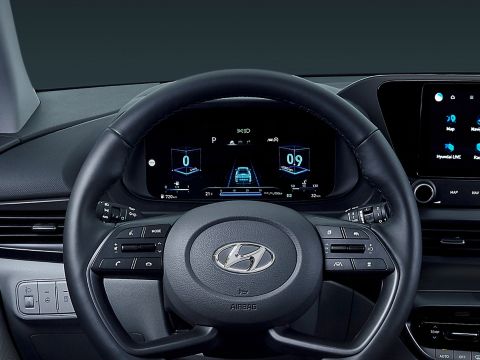 Pohled na palubní desku s přístrojovým panelem nového modelu Hyundai BAYON ze sedadla řidiče.