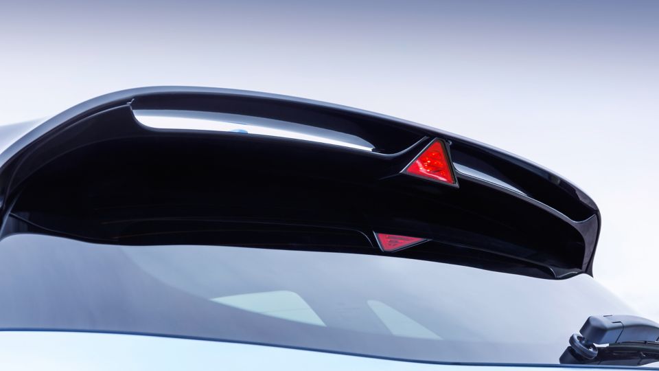 Zadní spoiler s integrovaným trojúhelníkovým brzdovým světlem na novém modelu i30 N.