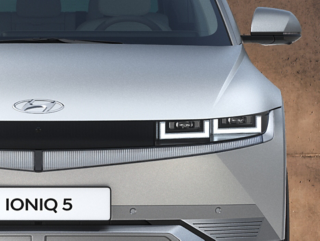 Pohled zepředu na elektromobil Hyundai IONIQ 5 s charakteristickými LED světlomety.